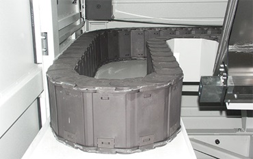 No más marcas de quemaduras: tubo portacables de polímero hecho del material especial igumid HT para altas temperaturas. El suministro de energía es resistente a las virutas hasta 850°C.