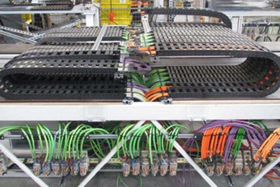 Cables de bus CAN en el laboratorio de pruebas de igus