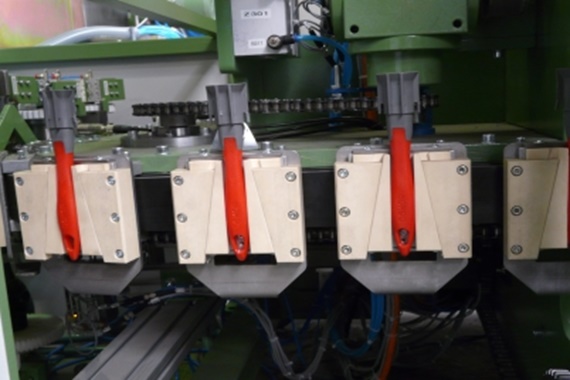 "Do-it-yourself" from iglidur® bar stock: The grippers of the FP 900 B rotary indexing machine.