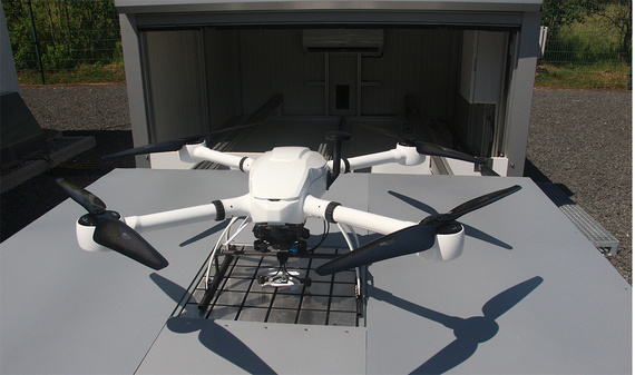 Hangar para drones con plataforma