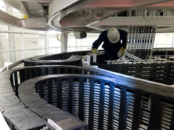 igus® e-chain® in rotation systems on a heavy-duty crane