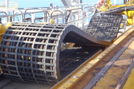 Energy chain in the overall drilling equipment of the drilling vessel including horizontal and vertical pipe handling