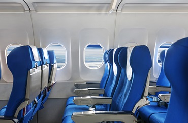 Filas de asientos en el avión