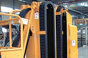 Grove Manlift con una cadena portacables en un espacio minúsculo