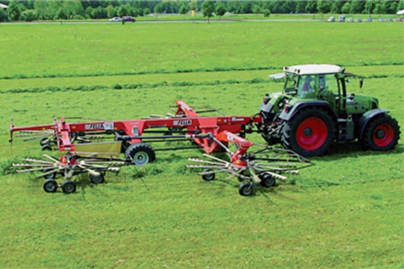 Hay swather equipped with plain bearings