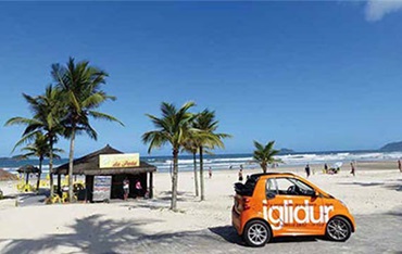 El Smart de iglidur en una playa de Brasil