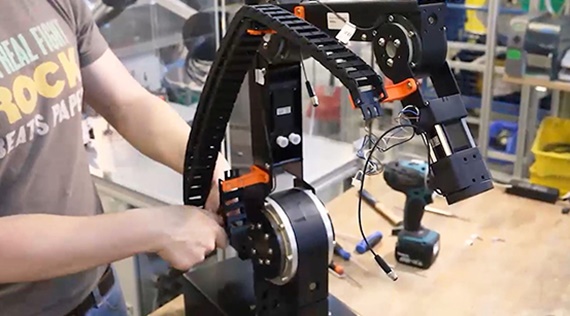 Incorporación de un brazo articulado robolink®