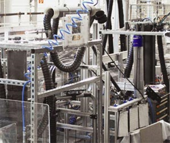 Pruebas de torsión de triflex® R en el laboratorio de igus® en Colonia