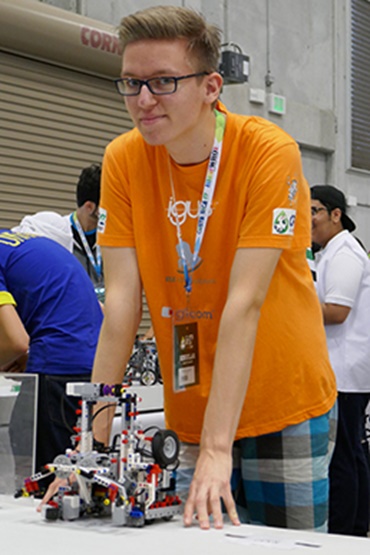 Alexander Albers con el robot Lego